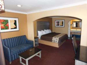 En eller flere senger på et rom på Regency Inn & Suites Beaumont