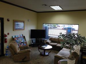 Seating area sa Regency Inn & Suites Beaumont