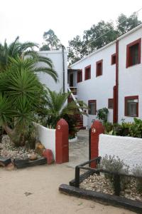 een gebouw met rode palen voor een werf bij Molino El Mastral in Tarifa