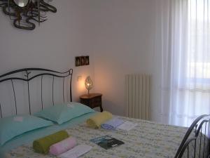 a bedroom with a bed with blue and green pillows at Casa di Lory in Sirolo