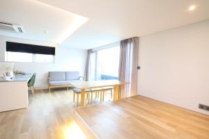 Kuchyň nebo kuchyňský kout v ubytování Angel Hotel