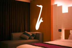 Postel nebo postele na pokoji v ubytování The Whisper Hotel