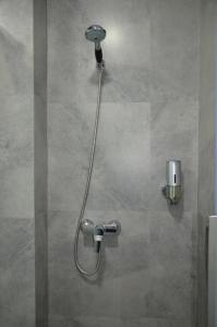 Capsule hotel Zodiac tesisinde bir banyo
