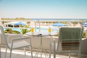 Bazén v ubytování Kouros Seasight Hotel nebo v jeho okolí