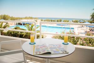 Bazén v ubytování Kouros Seasight Hotel nebo v jeho okolí