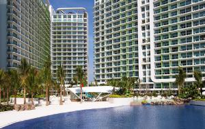 Baseinas apgyvendinimo įstaigoje Azure Urban Resort Staycation in Manila arba netoliese