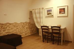 コンヴェルサーノにあるIl Sottano del Conteのダイニングルーム(テーブル、椅子4脚付)