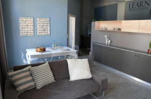 sala de estar con sofá y mesa en Evaris Apartments en La Canea