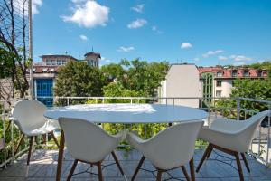 patio con mesa y sillas en el balcón en Imperial Apartments - Classic by Hampton en Sopot