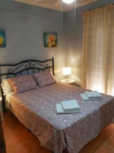 チピオナにあるLa Casa del Camaleonのベッドルーム1室(ベッド1台、タオル2枚付)