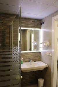 a bathroom with a sink and a mirror at Apartamentos Casa Florido in Torremolinos