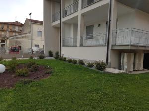 ein Apartmenthaus mit Rasen davor in der Unterkunft Bed & Breakfast La Pilona in Bagnolo San Vito
