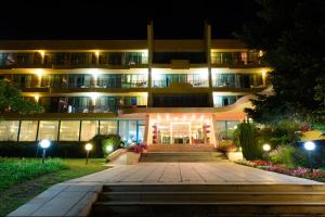 ein Gebäude in der Nacht mit Lichtern davor in der Unterkunft Hotel Ambassador - Free Parking in Goldstrand