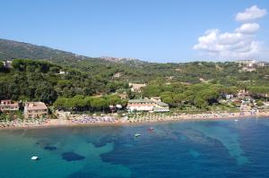 - une vue aérienne sur une plage avec une foule de personnes dans l'établissement Residence Le Acacie, à Capoliveri