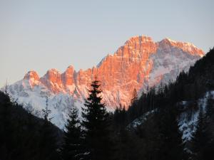 Pemandangan gunung umum atau pemandangan gunung yang diambil dari hotel
