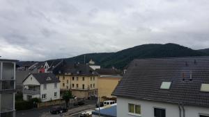 eine Stadt mit Häusern und Bergen im Hintergrund in der Unterkunft Ferienwohnung Claudia & Dino in Lahnstein