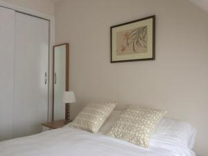 Säng eller sängar i ett rum på Brockenhurst Apartments
