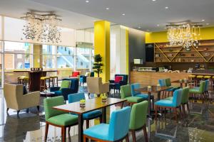 Awfad Hotel tesisinde bir restoran veya yemek mekanı