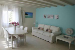 sala de estar con sofá blanco y mesa en Chiqui luxury apartments, en Centro histórico de Alónnisos