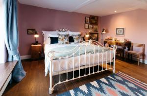 Tempat tidur dalam kamar di The Bower House, Restaurant & Rooms