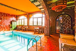 una piscina en una habitación con restaurante en Jad Auberge, en Ourika