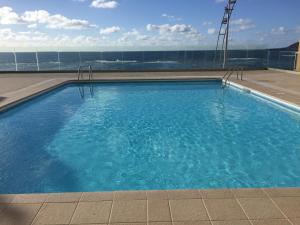 Bazén v ubytovaní Piso con piscina y garaje en la Playa de Las Canteras alebo v jeho blízkosti
