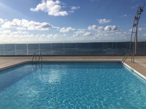 Bazén v ubytovaní Piso con piscina y garaje en la Playa de Las Canteras alebo v jeho blízkosti