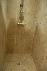 een douche met een slang in de badkamer bij Beaune Residence appartement in Beaune