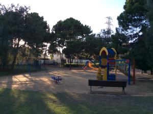 park z placem zabaw ze zjeżdżalnią w obiekcie Apartamento Hacienda San Manuel w Marbelli