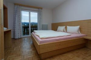 Ein Bett oder Betten in einem Zimmer der Unterkunft Haus Elisabeth - Wasnighof