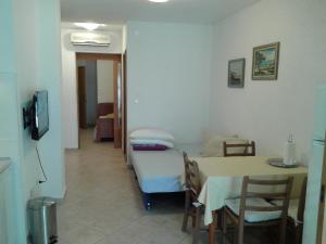 Pokój z łóżkiem, stołem i telewizorem w obiekcie Apartments Toma Bajnice Directly w mieście Krilo