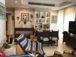 - un salon avec une table et une salle à manger dans l'établissement Mexican Beachfront Condo, à Khao Tao