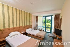une chambre d'hôtel avec deux lits et une télévision dans l'établissement Hotel Ambassador - Free Parking, aux Sables d'or 29 autres photos