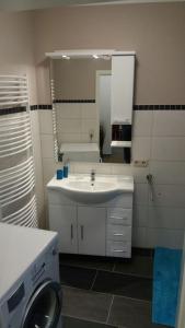 ザンクト・アンドレーアスベルクにあるHaus Isabelle EGのバスルーム(洗面台、鏡付)