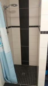 La salle de bains est pourvue d'une douche en noir et blanc. dans l'établissement Haus Isabelle EG, à Sankt-Andreasberg