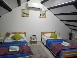 een kamer met 2 bedden in een kamer bij Apartman Dražin in Kaštela