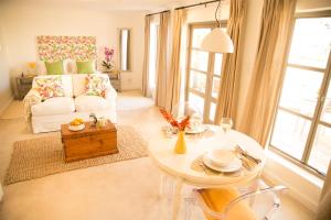 克尼斯納的住宿－貝勒塔格公寓，客厅配有白色的沙发和桌子