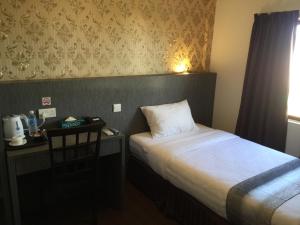 Postel nebo postele na pokoji v ubytování Check Inn Hotel Tawau