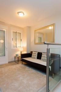 ein Wohnzimmer mit einem Sofa und einem Spiegel in der Unterkunft Apartamento Vadim in Ardales