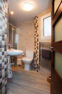 La salle de bains est pourvue de toilettes blanches et d'un lavabo. dans l'établissement Apartamento Vadim, à Ardales