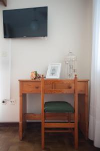 a wooden desk with a television on top of it at Apartamentos Turisticos Ceu Azul in Arcozelo