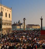 una grande folla di persone che si trovano di fronte a un edificio di Best Windows a Venezia