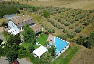 an aerial view of a house with a swimming pool at Almatoscana in Campagnatico