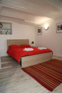 カンヌにあるFlat Palais Cannesの赤いベッド1台(赤い毛布付)が備わるベッドルーム1室が備わります。