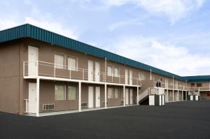 斯威夫特卡伦特SkyView Swift Current的带阳台的大型建筑和停车场