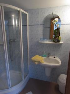 bagno con doccia e lavandino di Magda Vendégház a Tokaj