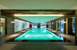 - une piscine dans une maison dans l'établissement Chalet Migui Luxury Living & Spa *****, Crans Montana, à Crans-Montana
