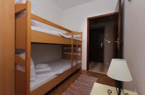 Tempat tidur susun dalam kamar di Apartmani Ivana 2