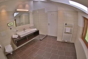ein Bad mit einem Waschbecken und einem Spiegel in der Unterkunft Lunaris Apart in Sölden