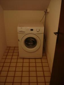 una lavatrice e un'asciugatrice in una piccola stanza di Apartman Klimic a Umag (Umago)